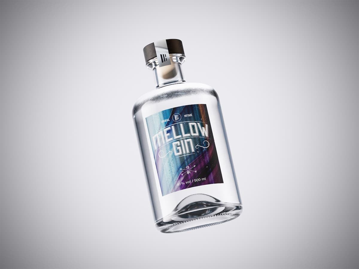 Garrafa de gin transparente inclinada sobre fundo branco, com rótulo colorido e design moderno em tons de azul, roxo e preto, exibindo o nome “Mellow Gin” em letras brancas grandes no centro.