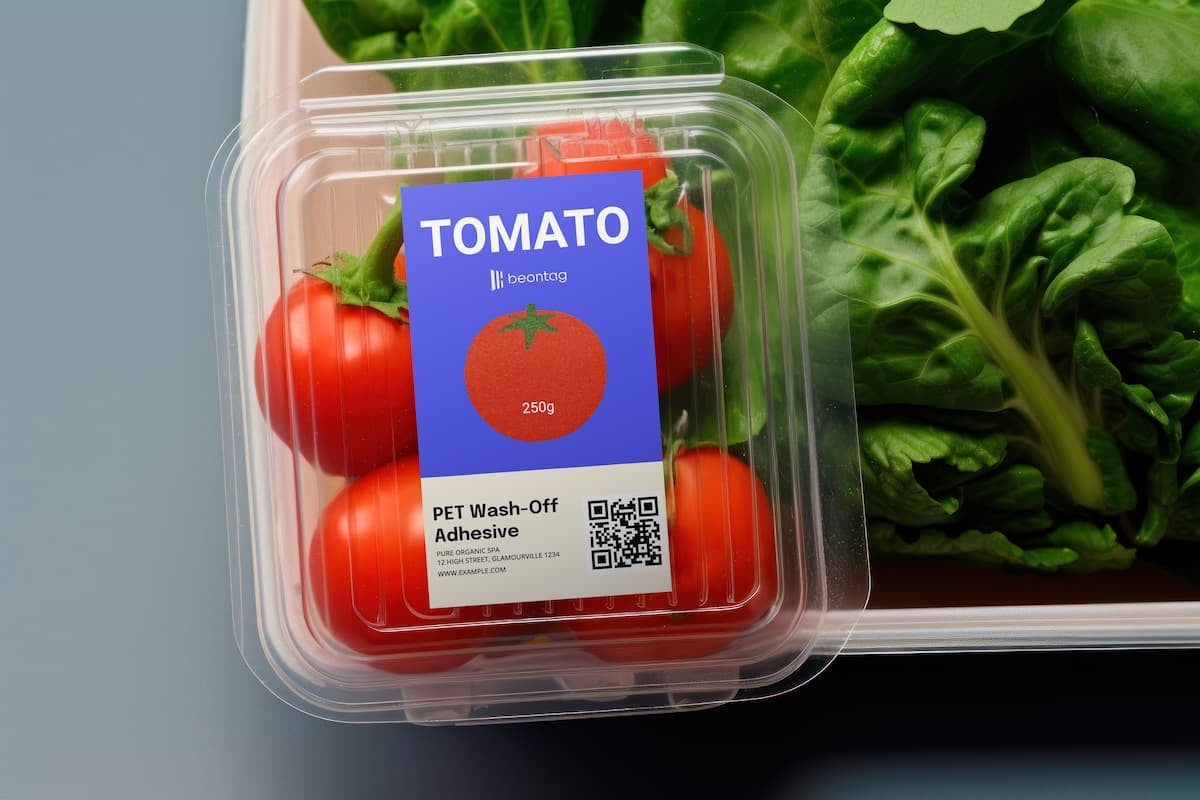 Embalagem plástica de tomates com etiqueta adesiva frontal e QR code, exemplo de frontal usar em rótulos e etiquetas adesivas em alimentos frescos.