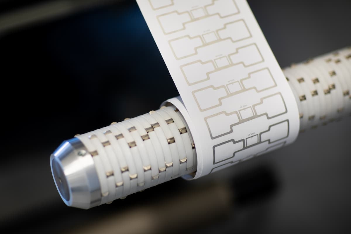 RFID tag roll with printed antennas on an industrial applicator