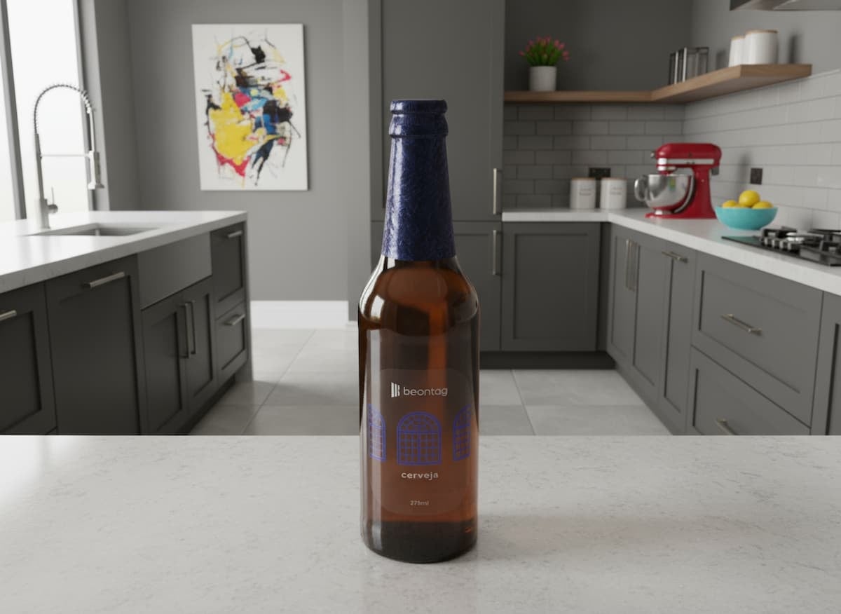 Garrafa de cerveja com rótulo Beontag sobre bancada de cozinha moderna, destacando aplicação de autoadesivos em embalagens.